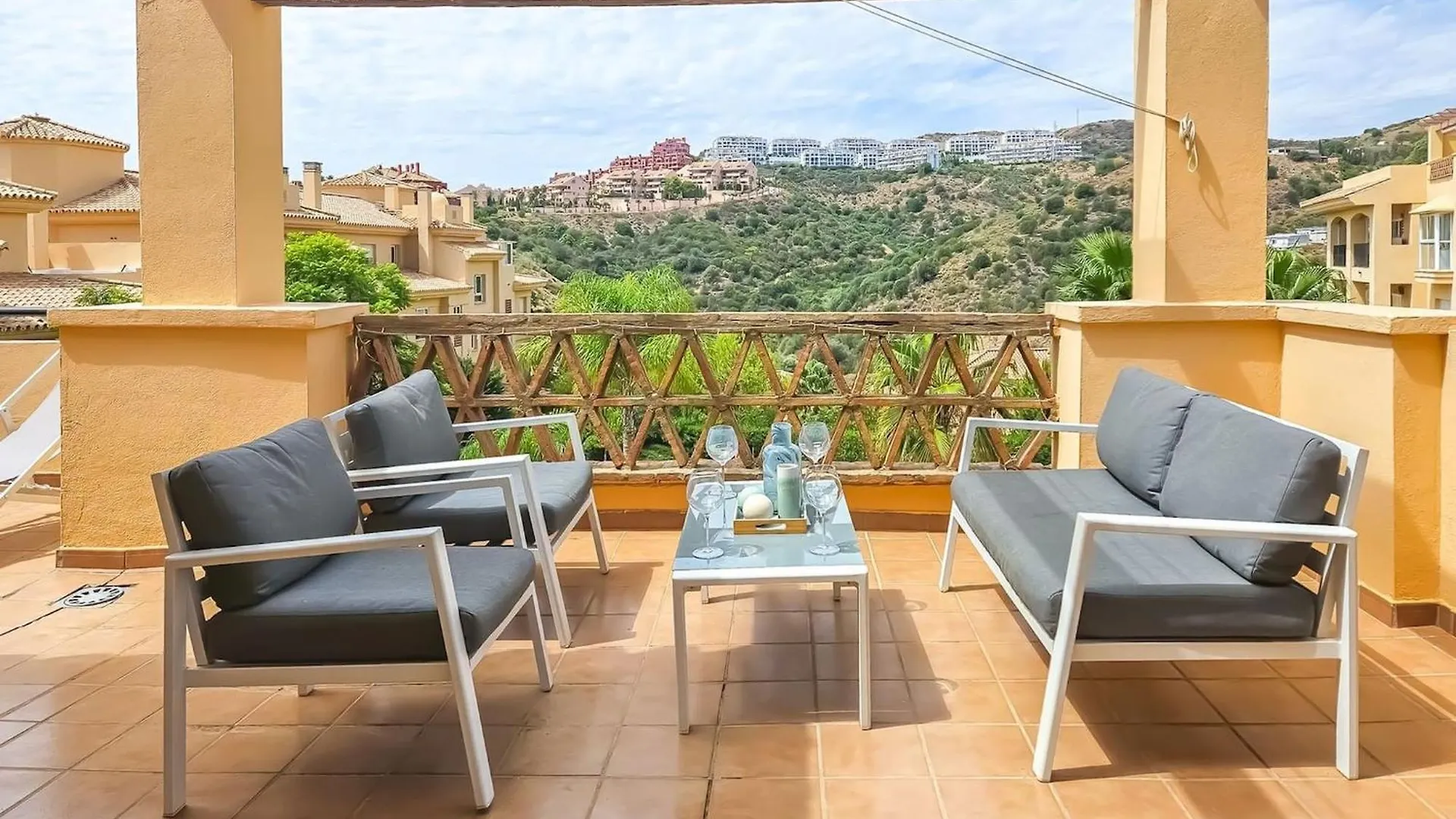 1 Bed Penthouse Apt In Calahonda Sitio de Calahonda 0*,  Spanyolország